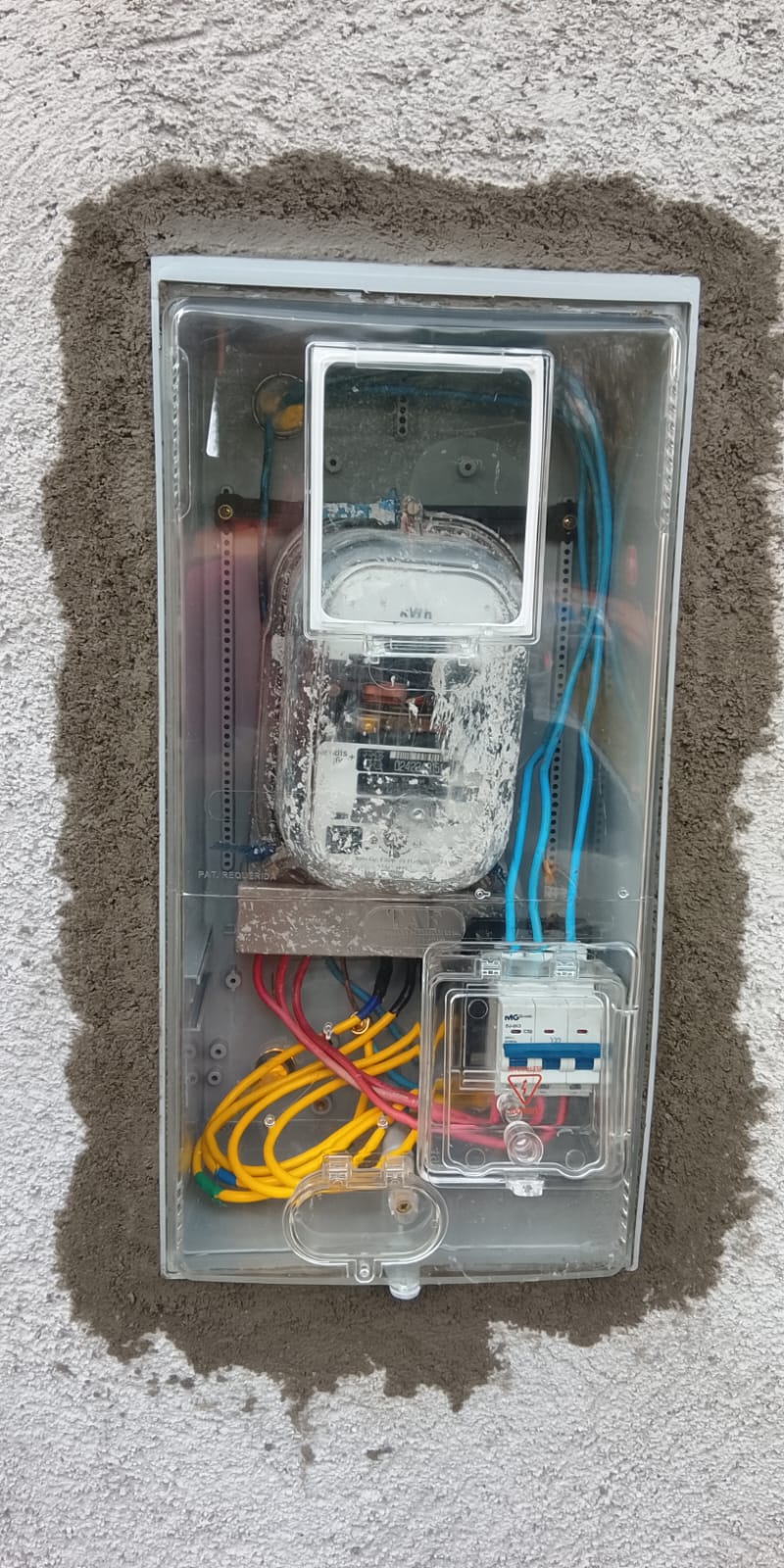 Quadro de medidor com disjuntor recém-instalado, mostrando fiação organizada em cabo PP — trabalho de troca de padrão/instalação elétrica executado.